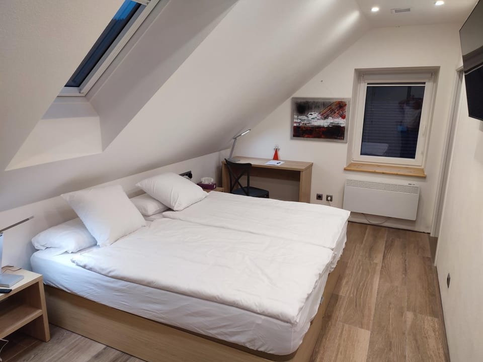 Bed, TV and multimedia, Photo of the whole room, Bedroom
