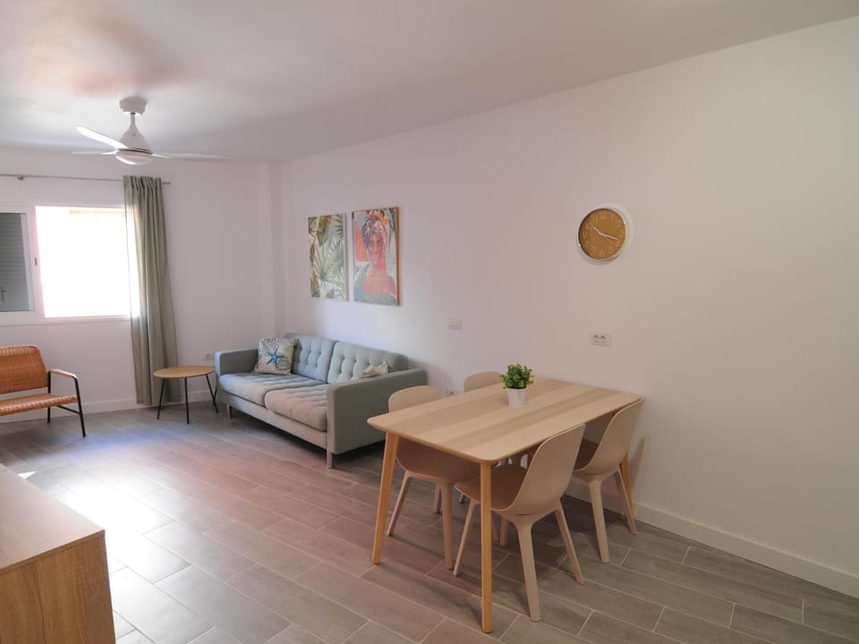 Seating area, Dining area, fireplace