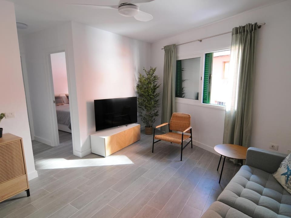 TV and multimedia, Living room, Seating area, fireplace