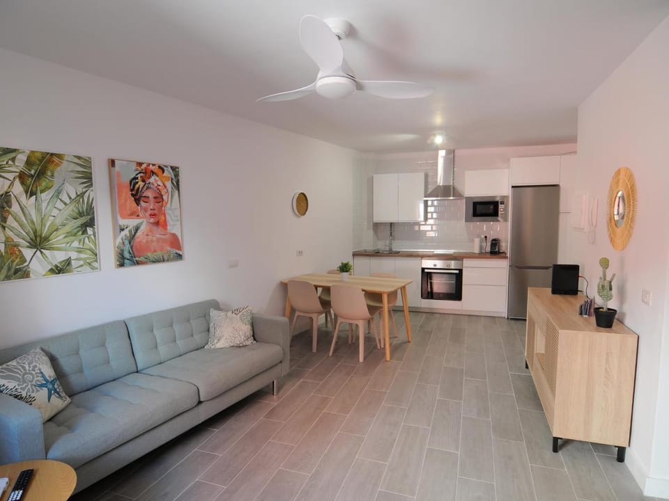 Kitchen or kitchenette, Living room, Seating area, Dining area