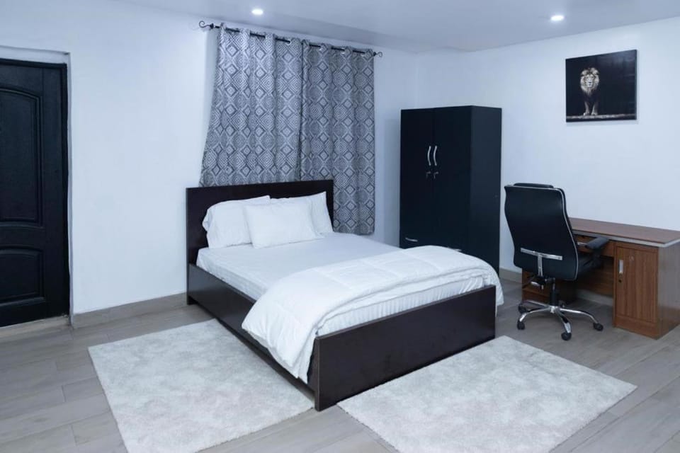 Bed, Seating area, hair dresser