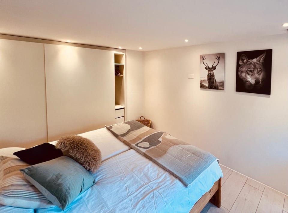 Bed, Hot Tub, Bedroom, cot, Bath, wardrobe