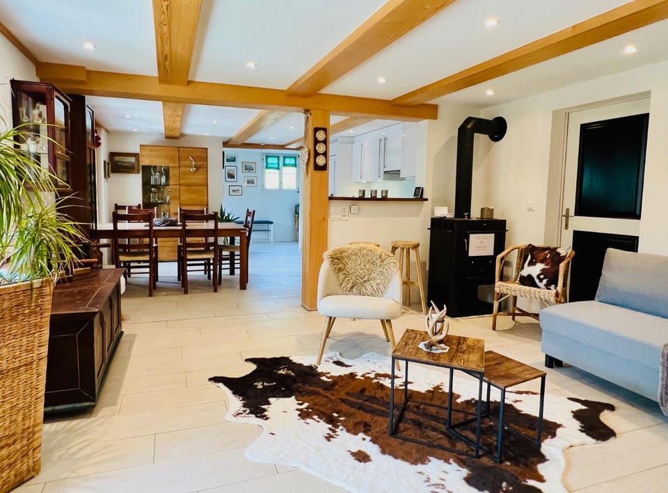 TV and multimedia, Coffee/tea facilities, Kitchen or kitchenette, Living room, Seating area, Dining area, microwave, oven