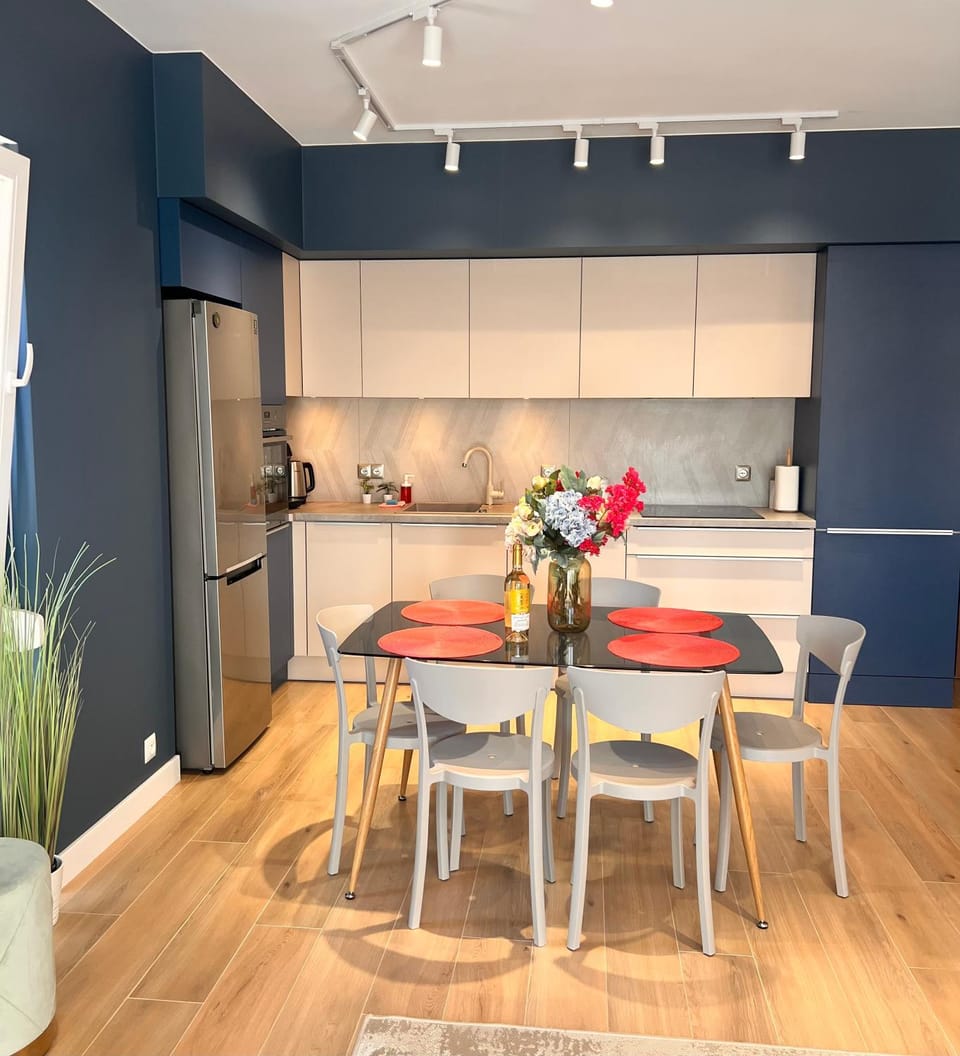 Kitchen or kitchenette, Dining area, oven