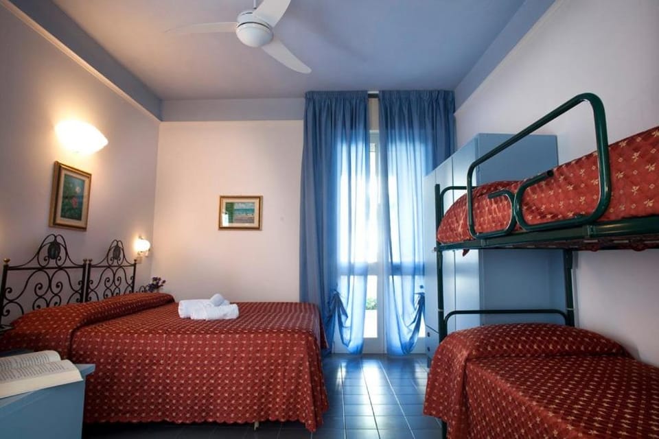 Bedroom, bunk bed