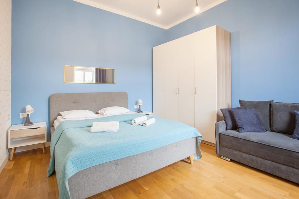 Bedroom, towels, wardrobe