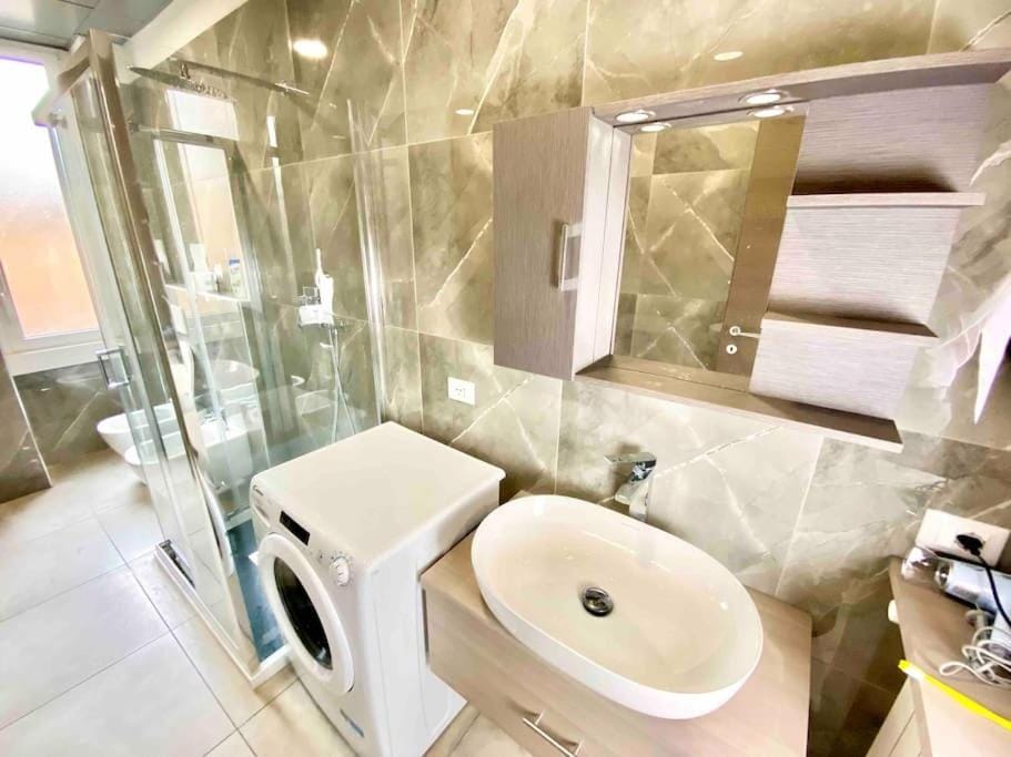 [12 Minuti dal Duomo]Metro+10 posti letto Apartment in Milan