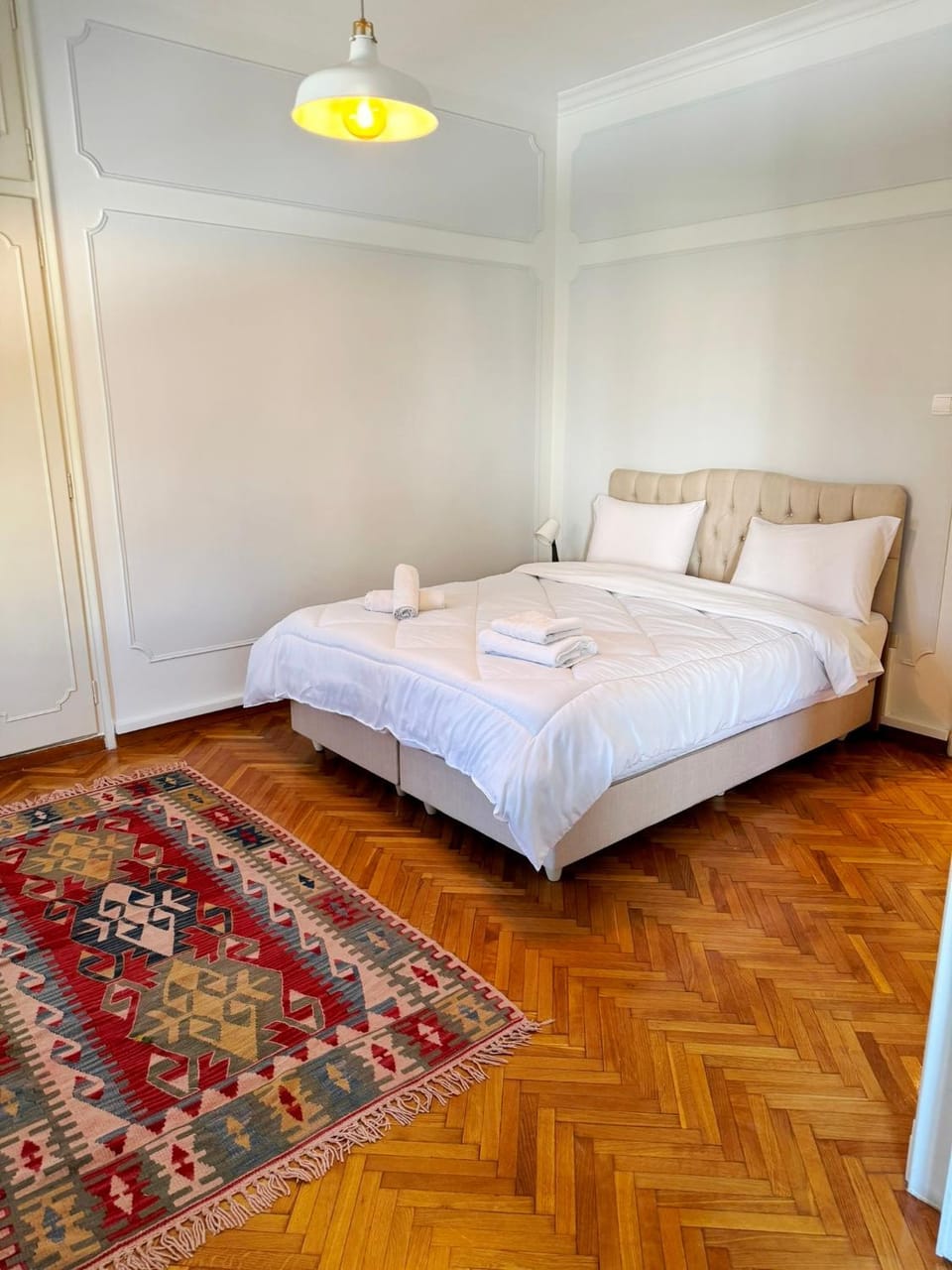 Bed, Bedroom, towels