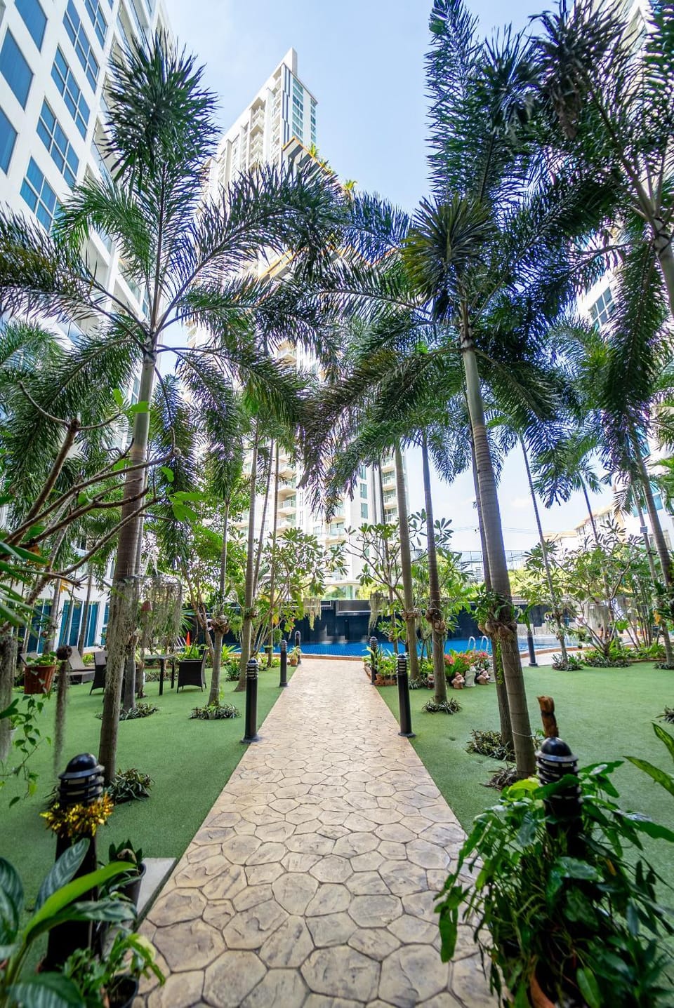 Property building, Garden, Swimming pool