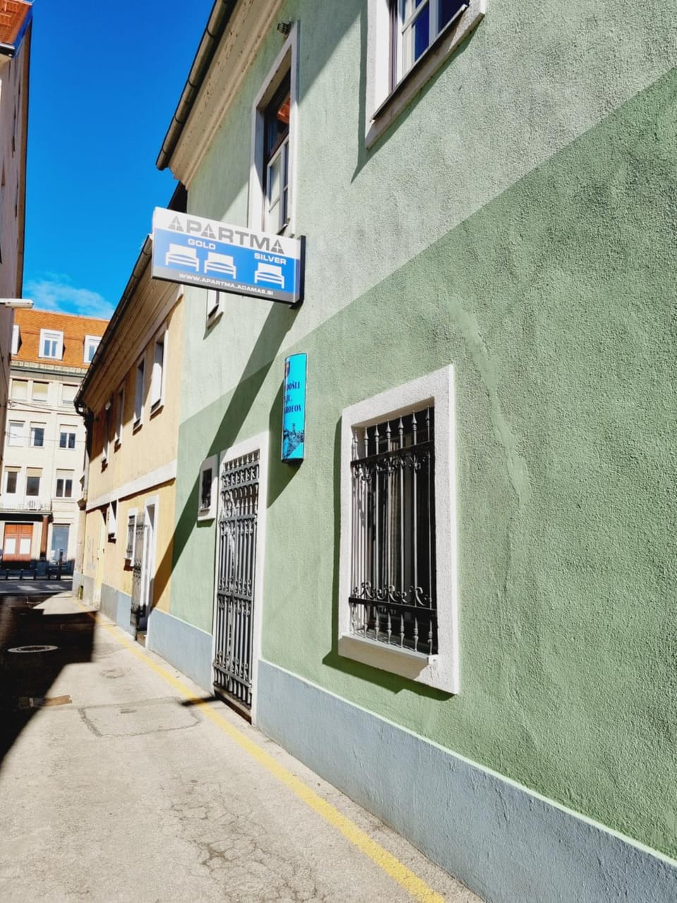 Property building, Day, Street view, Quiet street view