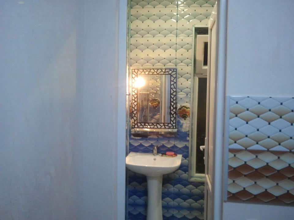Shower, Toilet