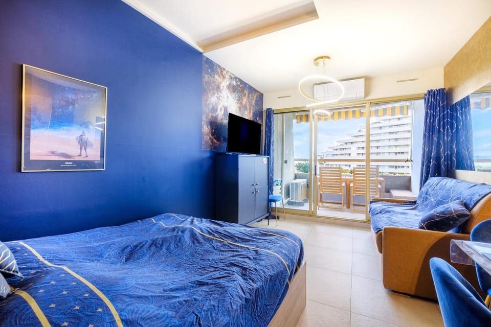 Property building, Living room, Bedroom