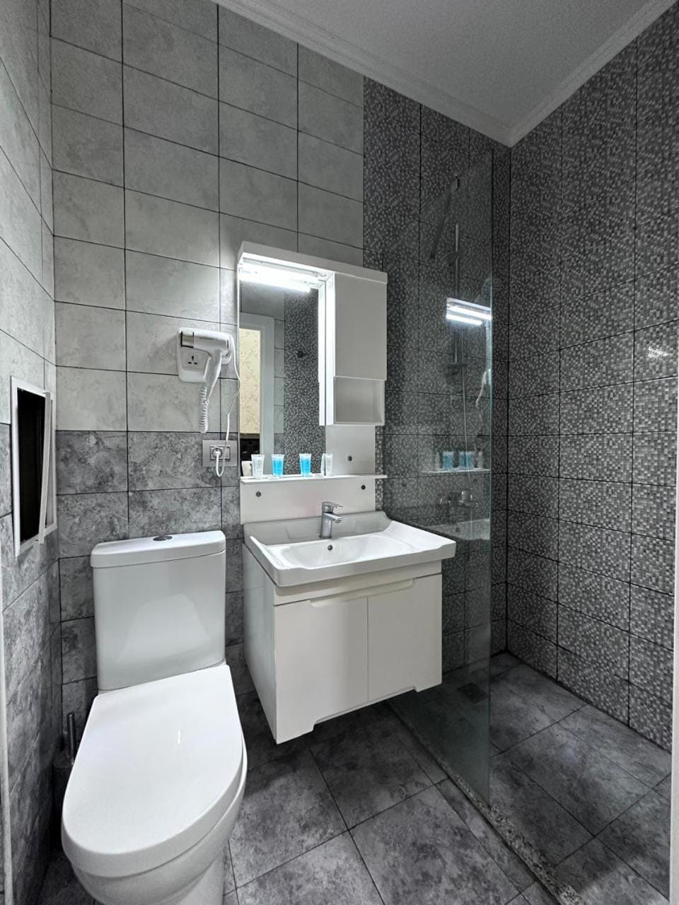 Shower, Toilet, Bathroom, Bath, towels