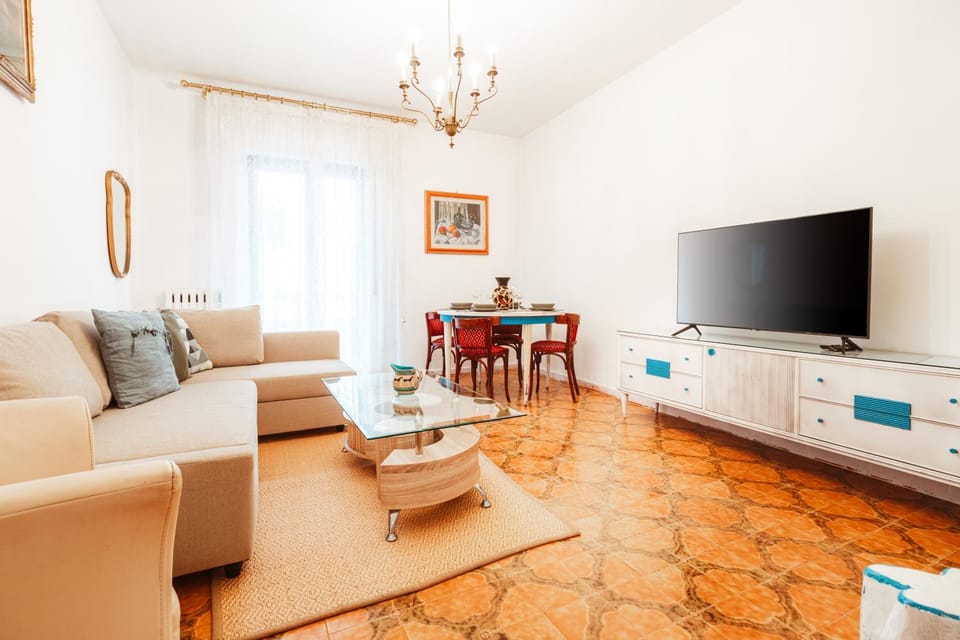 Communal lounge/ TV room, TV and multimedia, Living room, Seating area, Evening entertainment