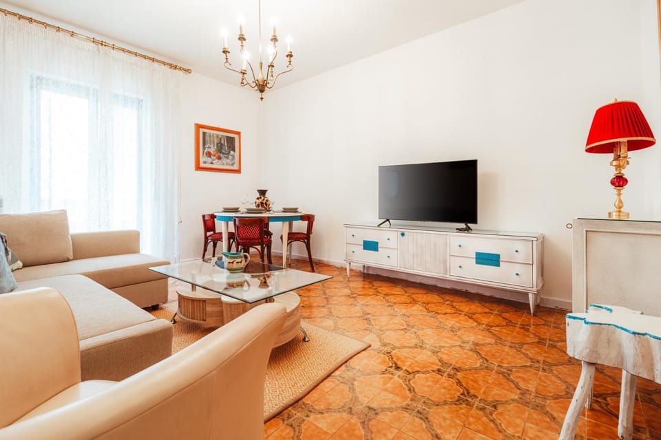 Communal lounge/ TV room, TV and multimedia, Living room, Seating area, Evening entertainment