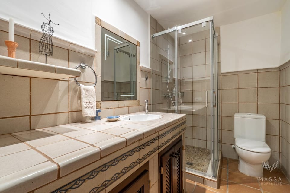 Shower, Bathroom, hair dryier, heating, towels
