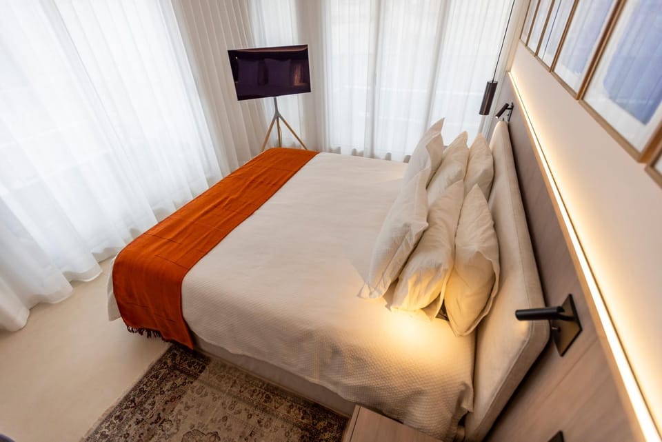 Bed, TV and multimedia, Photo of the whole room, Bedroom