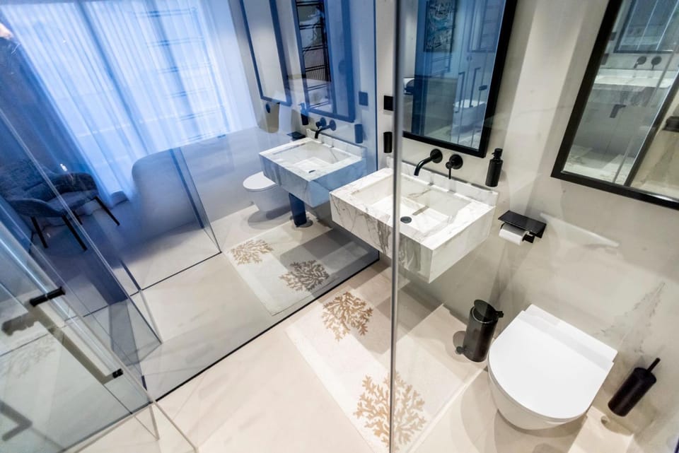 Shower, Toilet, Bathroom, towels