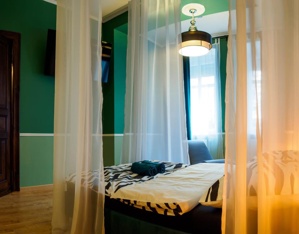 Bed, TV and multimedia, Bedroom, towels
