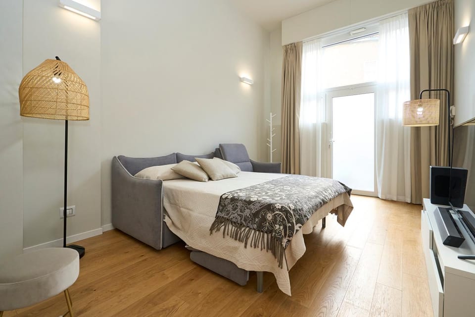 Bed, TV and multimedia, Seating area, hair dresser