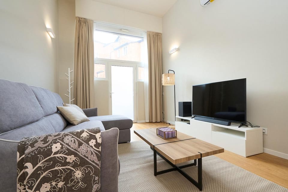 TV and multimedia, Living room, Seating area, Evening entertainment