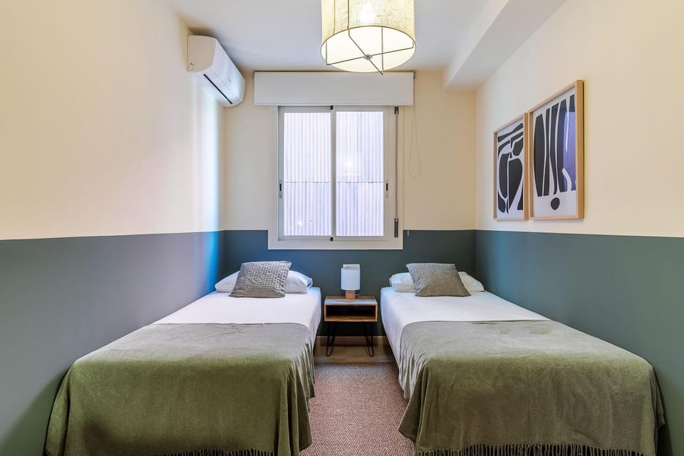 Bed, Photo of the whole room, Bedroom, air conditioner