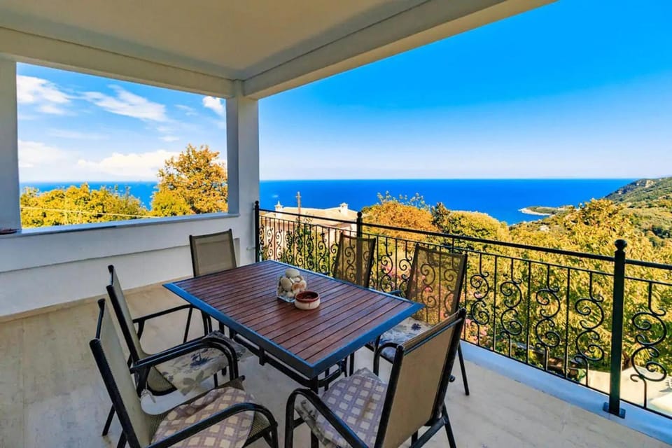 View (from property/room), Balcony/Terrace, Dining area, Sea view