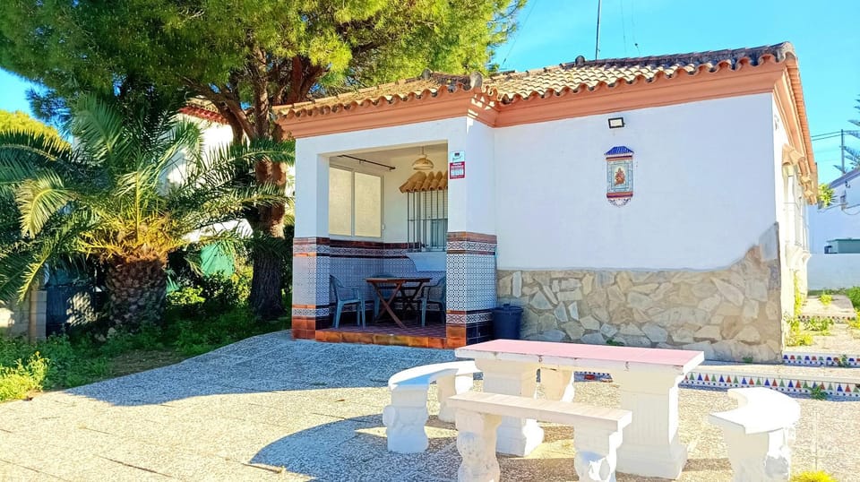 Property building, Patio, Day, Dining area