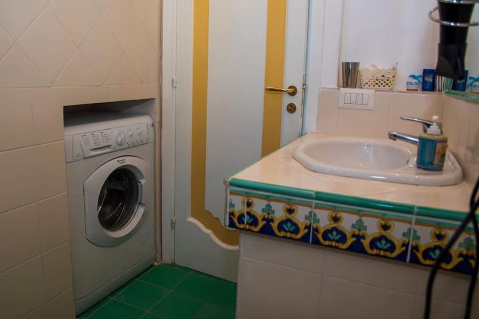 Bathroom, washing machine