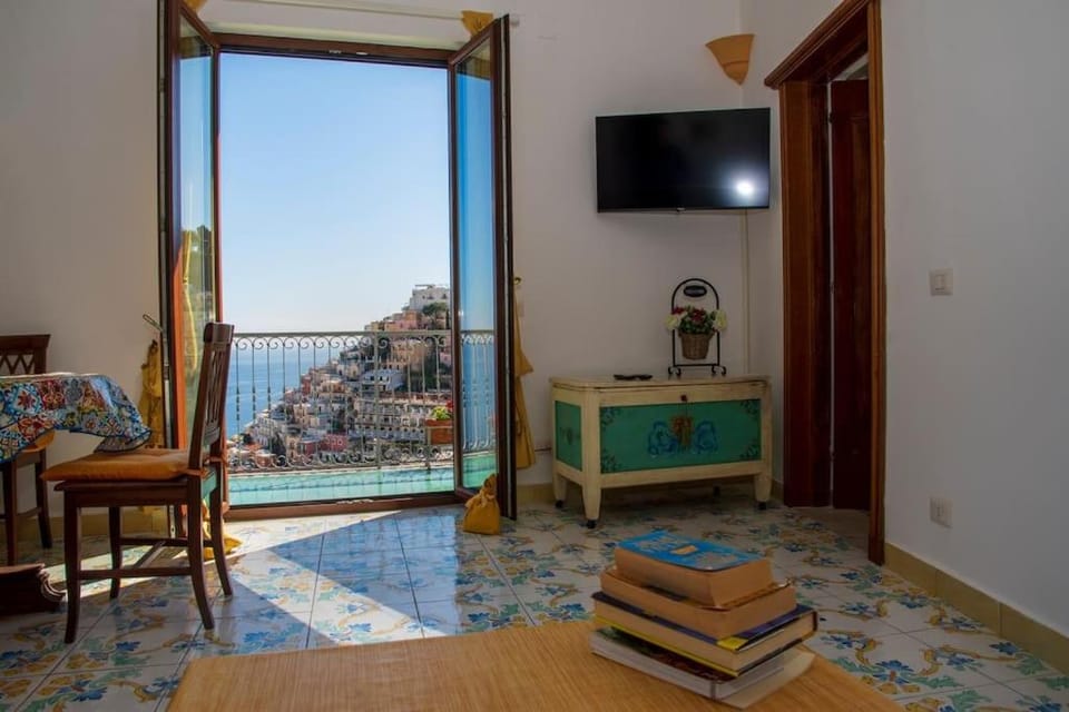 Communal lounge/ TV room, Natural landscape, TV and multimedia, Living room, Seating area