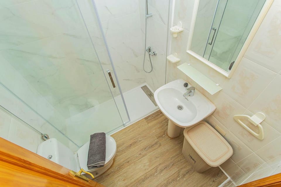 Shower, Toilet, Bathroom, towels