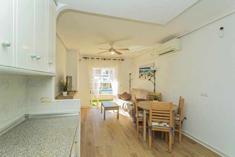 Kitchen or kitchenette, Living room, Seating area, Dining area, fireplace, air conditioner