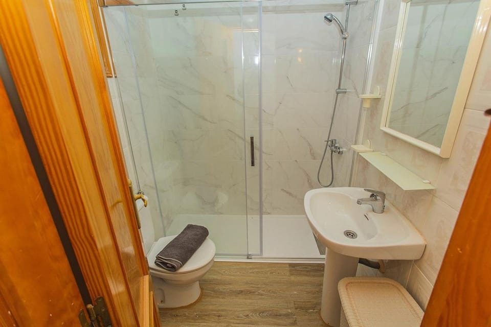 Shower, Toilet, Bathroom, towels