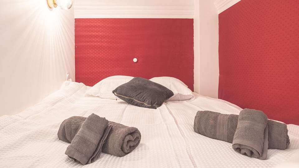 Bed, Bedroom, towels