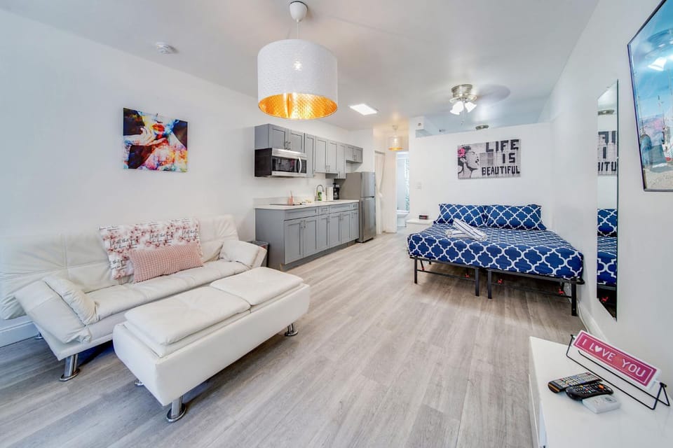 Beachy 1 b/r, w/2 Queen Beds, On Ocean Drive Beach Apartment in Flamingo Lummus