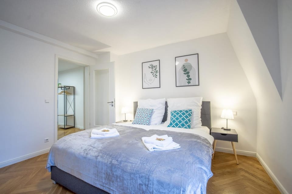 Bed, Photo of the whole room, Bedroom, towels