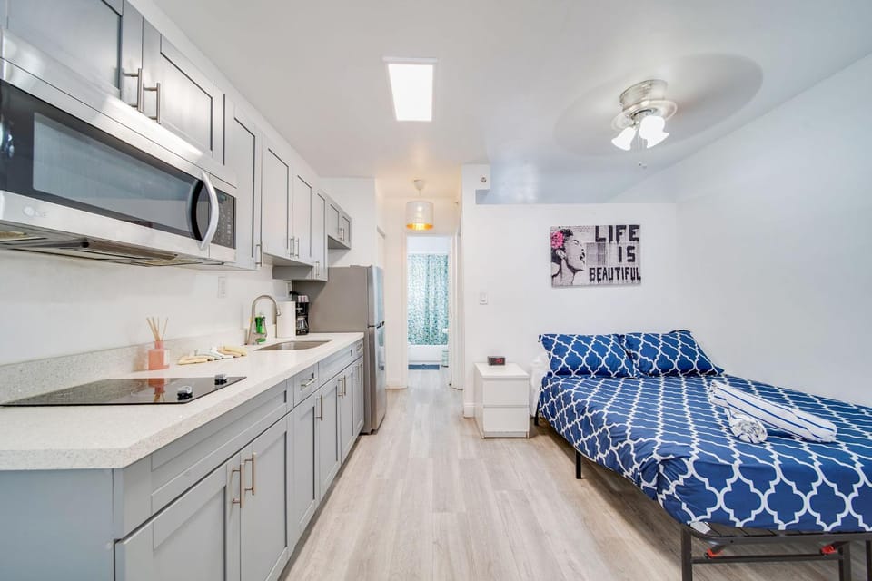 Beachside 1 b/r, w/2 Queen Beds, Ocean Drive SOBE Apartment in Flamingo Lummus