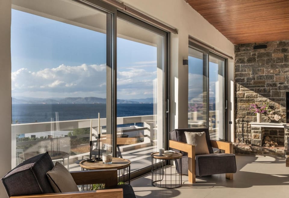 Patio, Natural landscape, View (from property/room), Balcony/Terrace, Living room, Seating area, Mountain view, Sea view