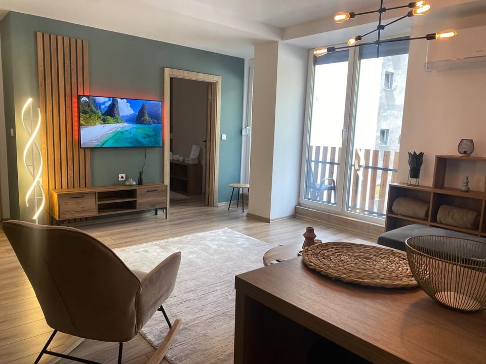 Communal lounge/ TV room, TV and multimedia, Living room, Seating area, Dining area, Evening entertainment