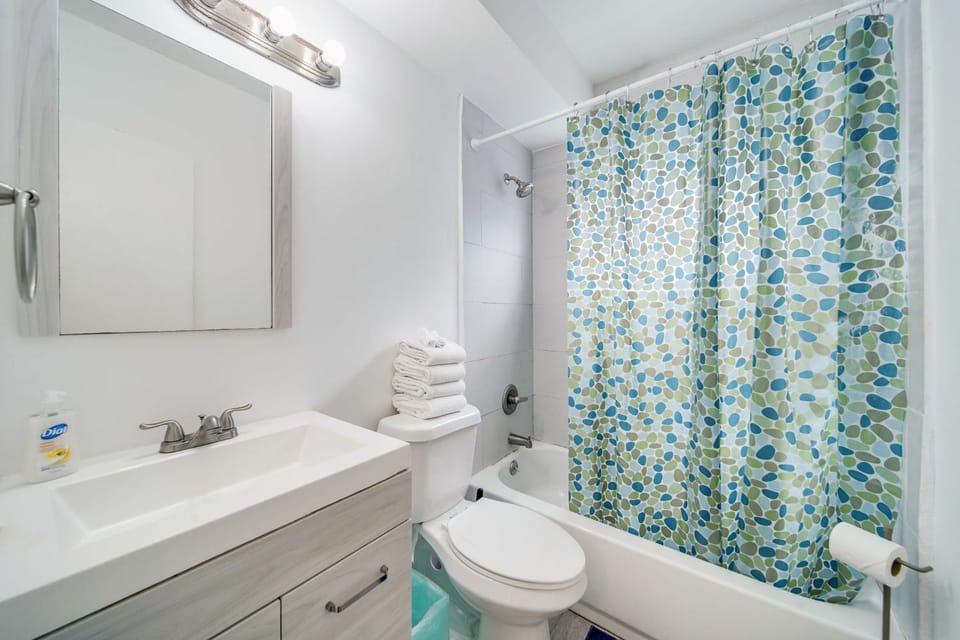 Beachfront 1 bedroom with 2 Queen Beds on Ocean Drive Apartment in Flamingo Lummus