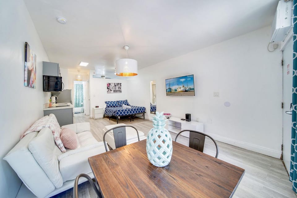 Beachfront 1 bedroom with 2 Queen Beds on Ocean Drive Apartment in Flamingo Lummus