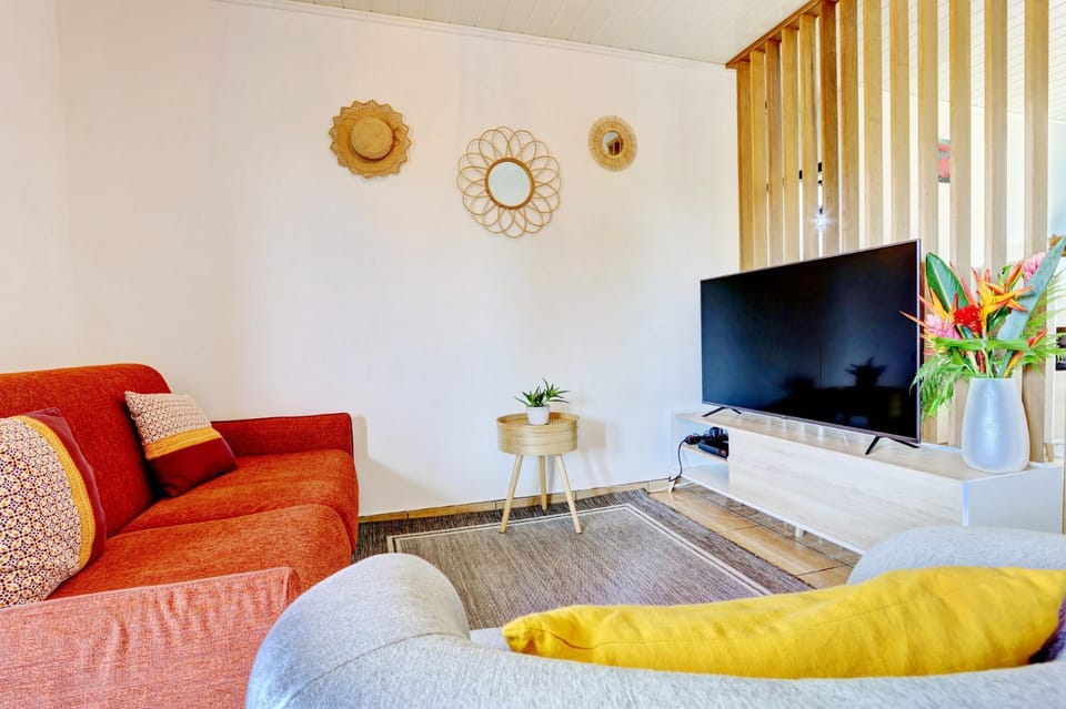 TV and multimedia, Living room, Decorative detail, Seating area