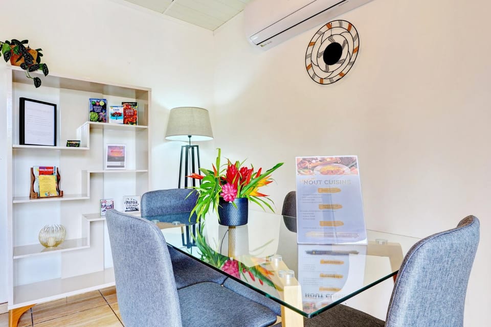 Decorative detail, Dining area, air conditioner