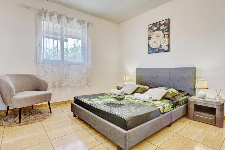 Bed, Photo of the whole room, Bedroom, Sunrise, towels