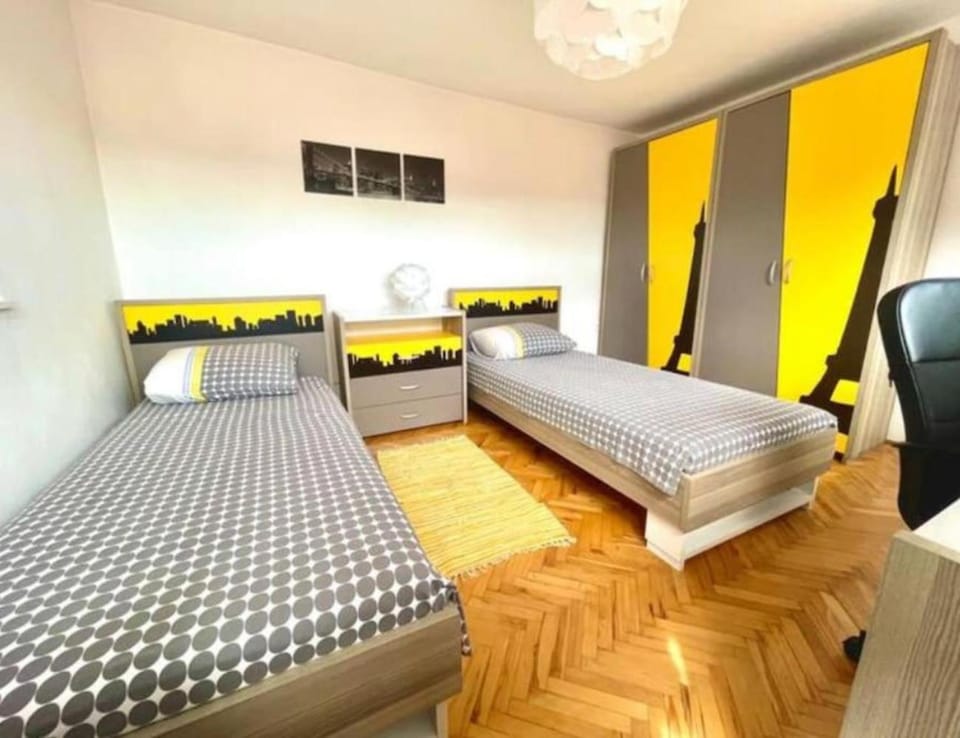 Nearby landmark, Photo of the whole room, Bedroom, wardrobe, air conditioner