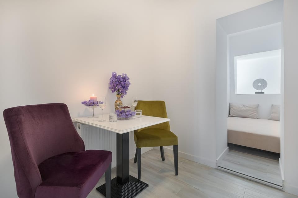 Bed, Photo of the whole room, Seating area