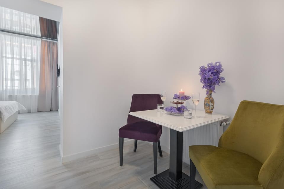 Seating area, Dining area, hair dresser