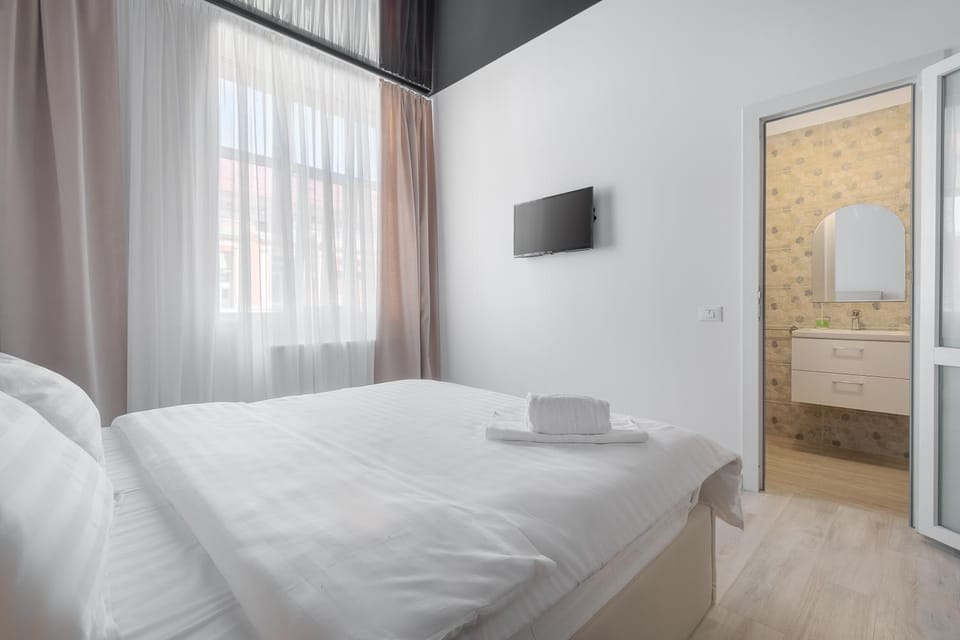 Bed, Bathroom, TV and multimedia, Photo of the whole room, Bedroom, heating, towels, air conditioner