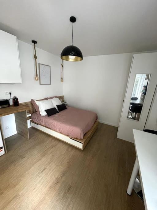 Bed, Photo of the whole room, Bedroom, minibar