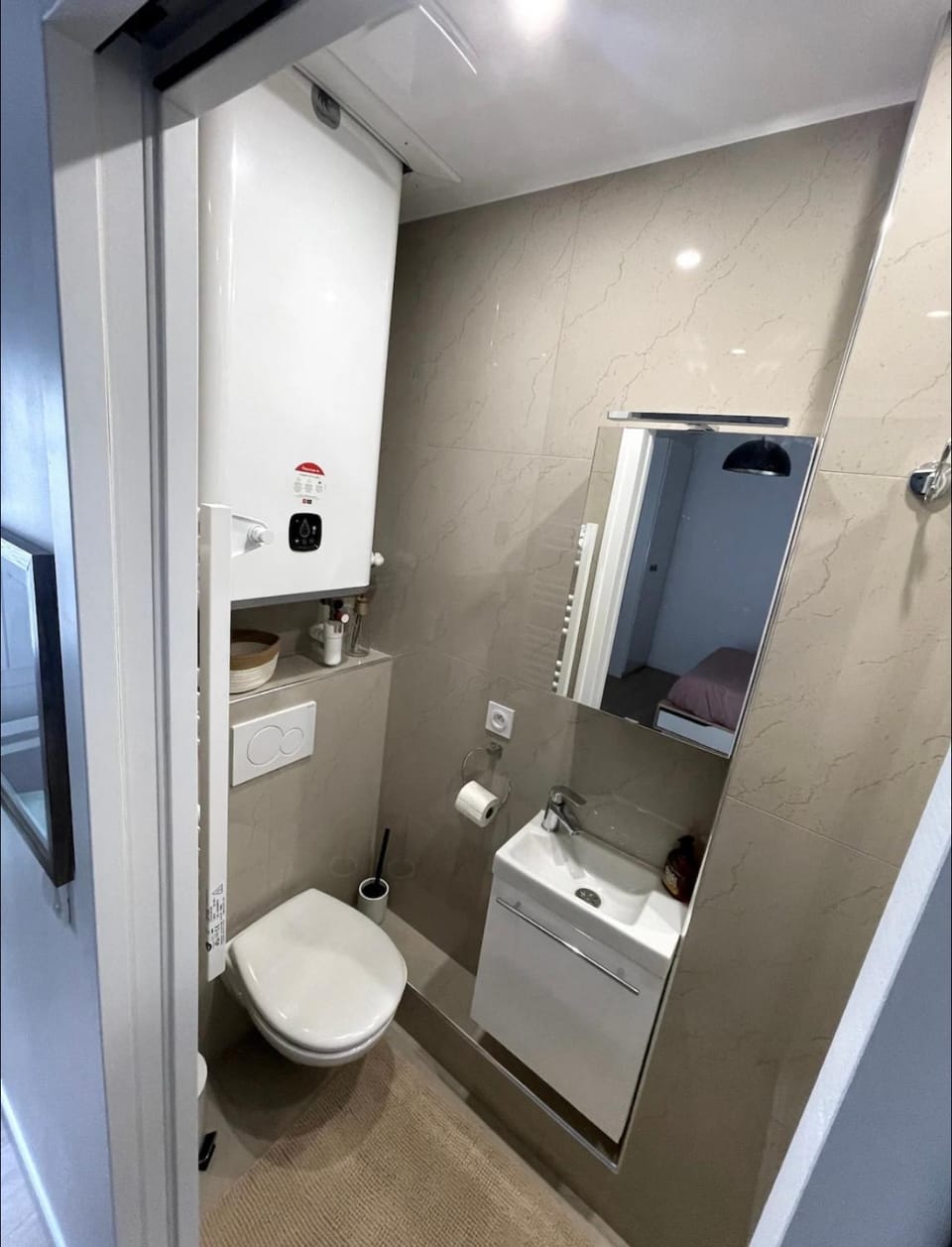 Toilet, towels